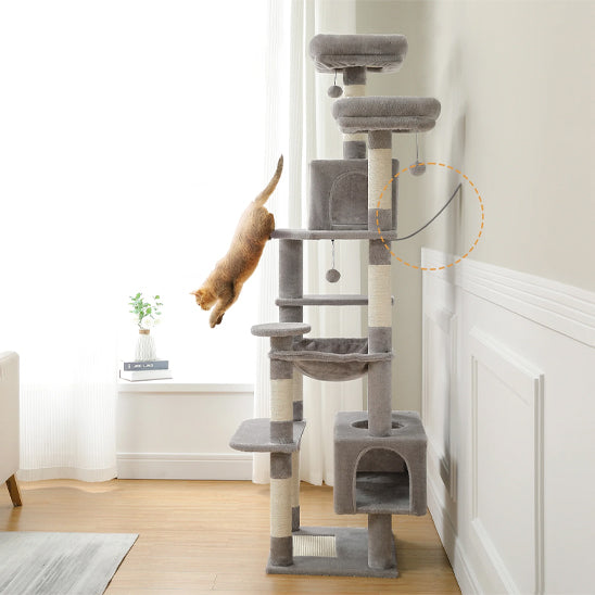 arbre a chat bois avec chat qui saute