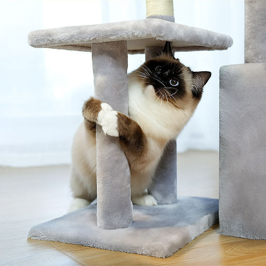 arbre a chat bois avec un chat qui agrippe le poteau