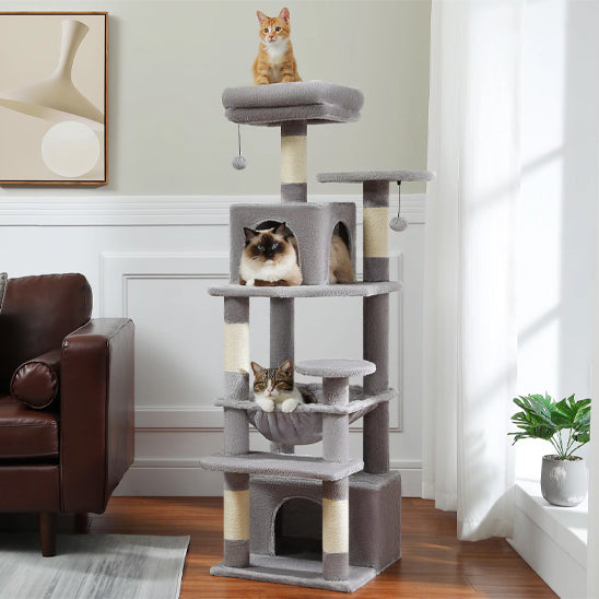 arbre a chat bois avec trois chats